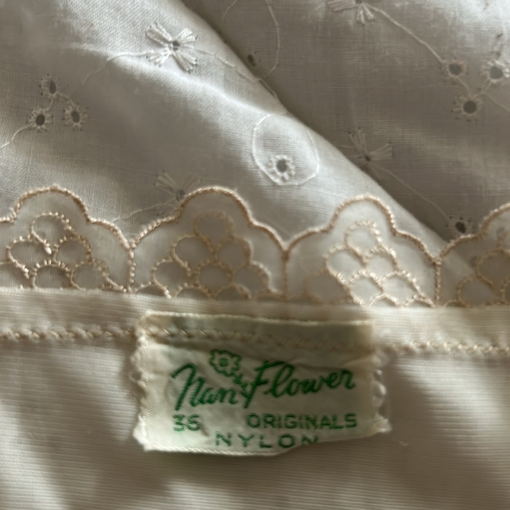 VINTAGE Elegant Cream Lace Trim Nightgown-slip dress - Picture 7 of 8